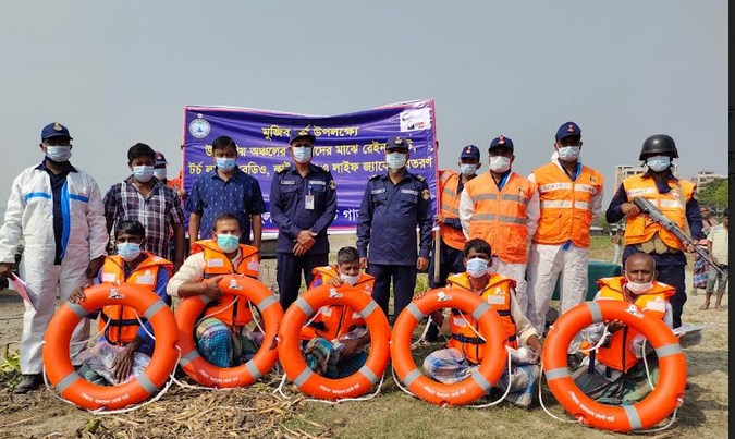 জেলেদের মাঝে জীবন রক্ষাকারী উপকরণ বিতরণ করেছেন কোস্ট গার্ড