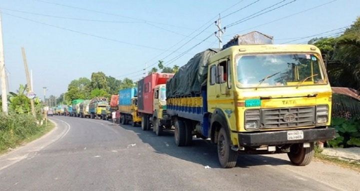 দৌলতদিয়ায় ৮ কিলোমিটার ট্রাকের সারি