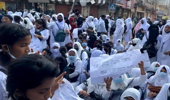 হাফ ভাড়া নি‌তে অসম্ম‌তি-ছাত্রী‌কে ধর্ষ‌ণের হুম‌কি: সড়ক অবরোধ করেছে শিক্ষার্থীরা