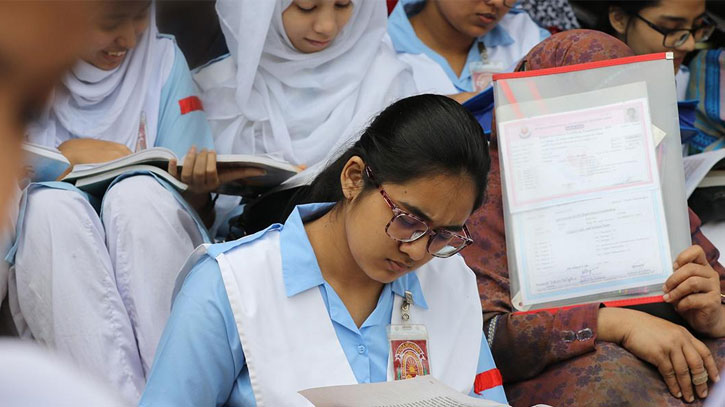 এইচএসসি পরীক্ষার্থীদের বুধবার সময় নিয়ে বের হওয়ার অনুরোধ