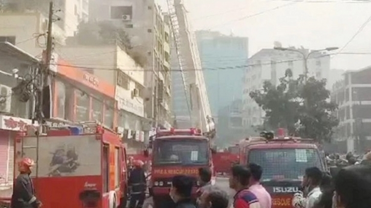 গ্রিন রোডের আরএস টাওয়ারের আগুন নিয়ন্ত্রণে