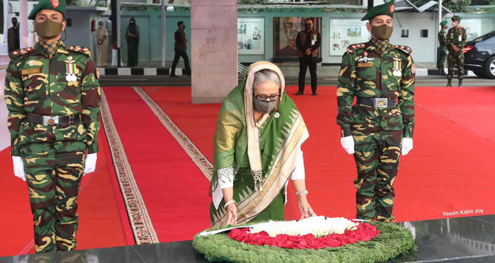 বঙ্গবন্ধুর প্রতিকৃতিতে প্রধানমন্ত্রীর শ্রদ্ধা