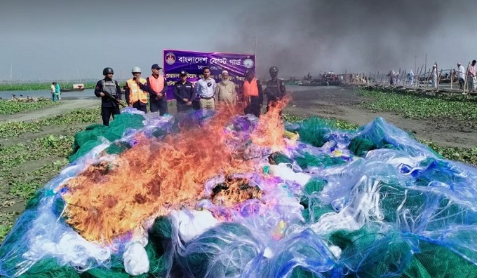 প্রায় সাড়ে ৩ কোটি টাকার নিষিদ্ধ কারেন্ট জাল জব্দ করেছে কোস্ট গার্ড