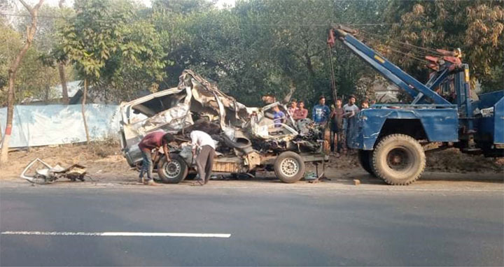 নরসিংদীতে বাস-মাইক্রোবাস মুখোমুখি সংঘর্ষে নিহত ৩