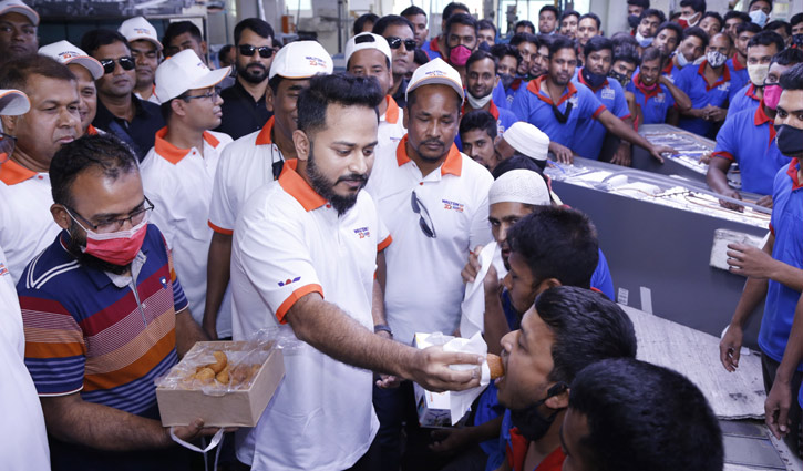 কর্মীদের সঙ্গে ‘ওয়ালটন ডে’ উদযাপন করলেন সিইও গোলাম মুর্শেদ