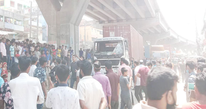 চট্টগ্রামে কাভার্ড ভ্যানের চাপায় শিশুসহ নিহত ২