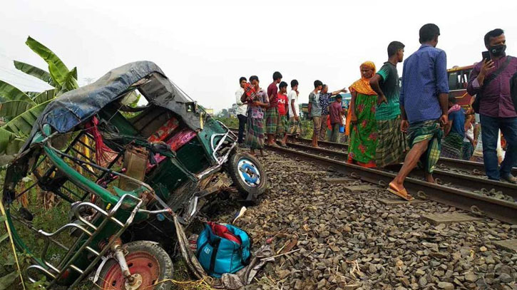 ট্রেনের ধাক্কায় প্রাণ গেল বাবা-মেয়েসহ ৩ জনের