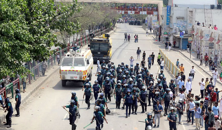 ফাস্টফুডের দুই দোকানের কর্মচারীর বাকবিতণ্ডা থেকে ‍নিউমার্কেটে সংঘর্ষ