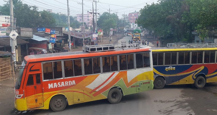 শ্রমিক নেতাকে মারধর, দিনাজপুরে বাস চলাচল বন্ধ