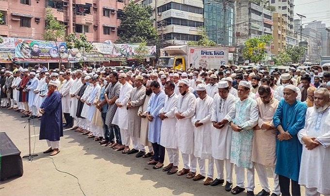 বিএনপির কেন্দ্রীয় কার্যালয়ের সামনে এম এ মান্নানের প্রথম জানাজা অনুষ্ঠিত