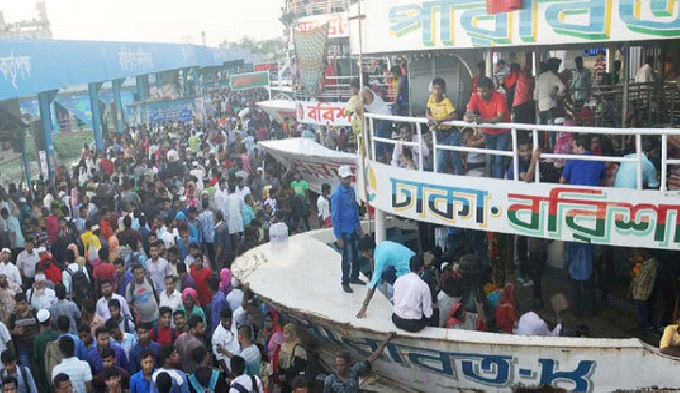 সদরঘাটে বেড়েছে ঘরমুখী মানুষের চাপ