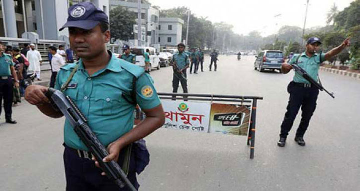 ফাঁকা ঢাকায় পুলিশের বাড়তি সতর্কতা, সন্দেহ হলেই জিজ্ঞাসাবাদ