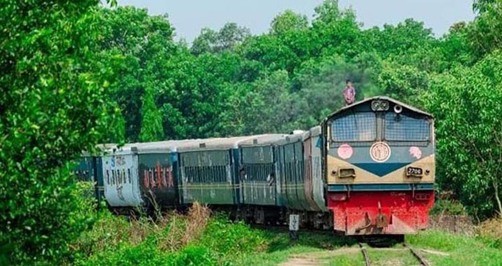 রেলমন্ত্রীর আত্মীয়কে জরিমানা করায় টিটিই বরখাস্ত