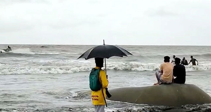 ঘূর্ণিঝড় ‘অশনি’তে উত্তাল সাগর, বন্দরে ফিরছে ট্রলার