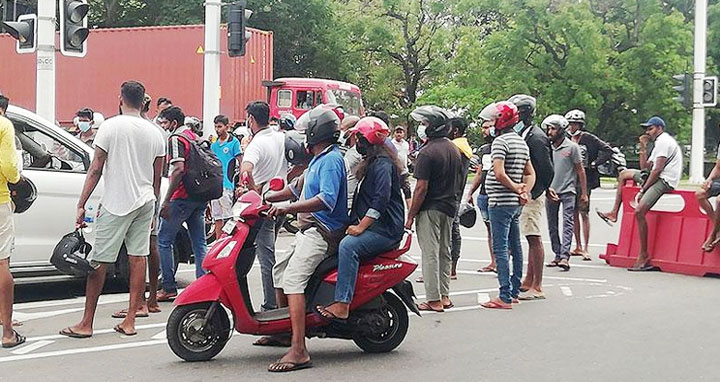 এমপিদের পালানো ঠেকাতে শ্রীলঙ্কায় বিমানবন্দর অবরোধ