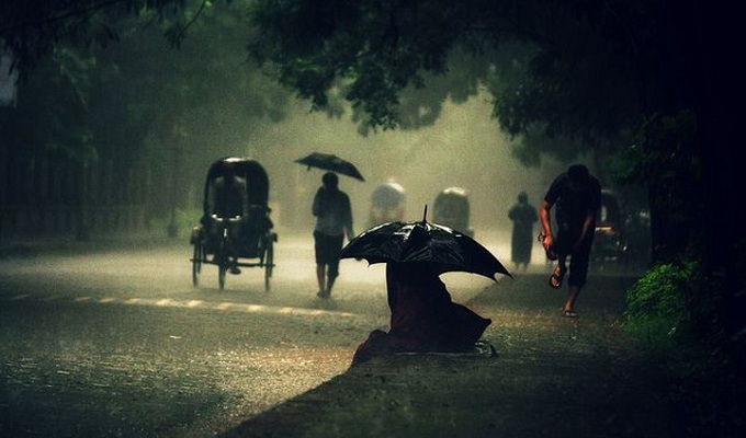 ঝড়ো হাওয়ার সঙ্গে বৃষ্টি, বন্দরে ৩ নম্বর সংকেত