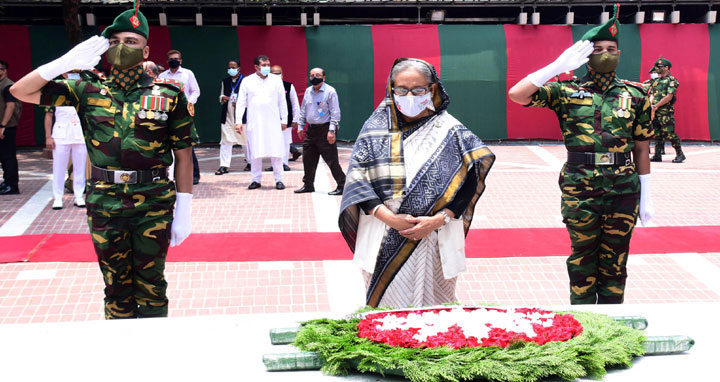 টুঙ্গিপাড়ায় বঙ্গবন্ধুর সমাধিতে প্রধানমন্ত্রীর শ্রদ্ধা