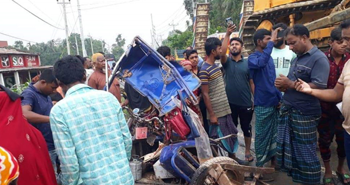 রাজবাড়ীতে ট্রাক, মাইক্রোবাস-অটোরিকশার ত্রিমুখী সংঘর্ষে নিহত ৬