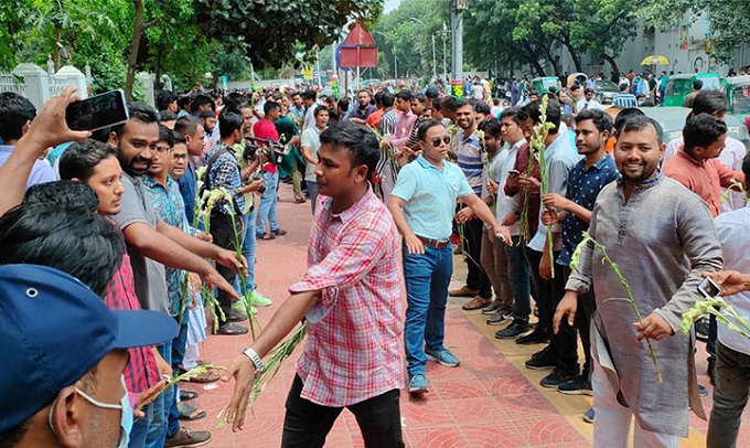 ঢাবিতে ভর্তিচ্ছুদের ফুল দিয়ে শুভেচ্ছা জানাল ছাত্রদল