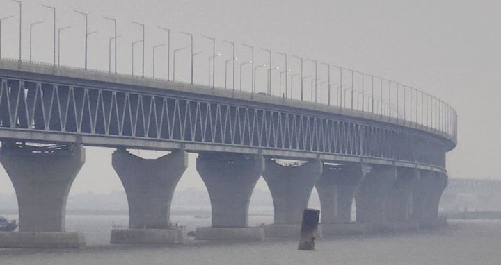 ল্যাম্পপোস্টের আলোয় আলোকিত হলো পদ্মা সেতু