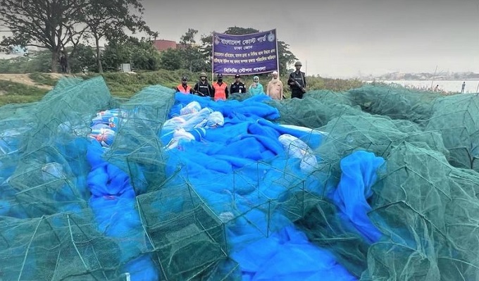 ৫৪ কোটি টাকা মূল্যের নিষিদ্ধ জাল জব্দ করেছে কোস্ট গার্ড