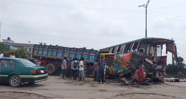 সাভারে ত্রিমুখী সংঘর্ষে নিহত ৪