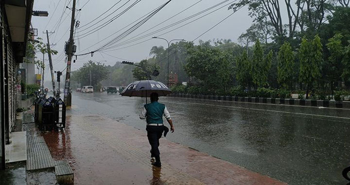 ভ্যাপসা গরমের পর রাজধানীতে স্বস্তির বৃষ্টি