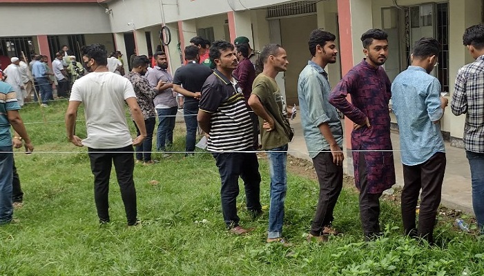 কাউন্সিলর প্রার্থীর বিরুদ্ধে ভোট কেনার অভিযোগ