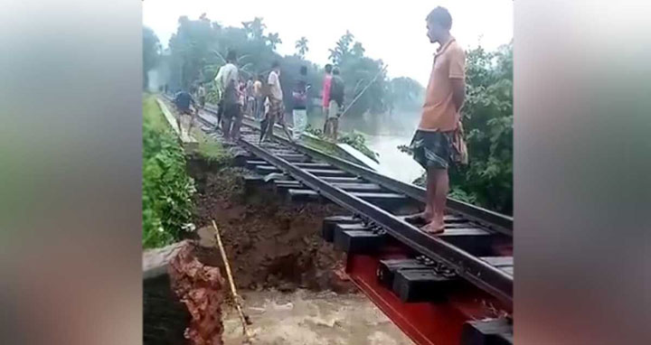 বন্যায় রেলব্রিজে ভেঙে নেত্রকোণার সাথে রেল যোগাযোগ বিচ্ছিন্ন