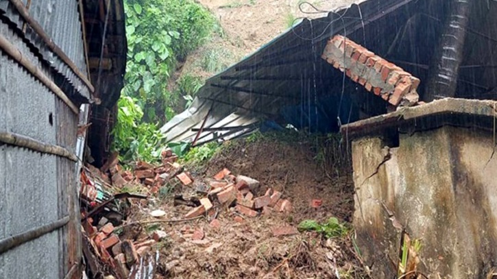 চট্টগ্রামে পাহাড় ধসে ৪ জনের মৃত্যু, আহত ৩