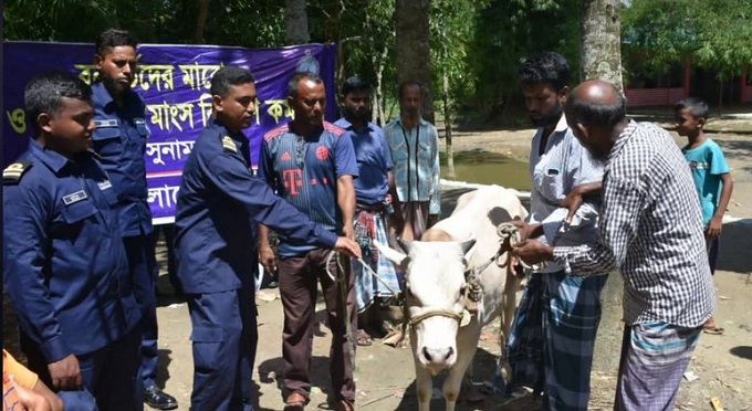 বন্যাদুর্গতদের মাঝে কোরবানি মাংসসহ ত্রাণ সামগ্রী বিতরণ করেছে কোস্ট গার্ড