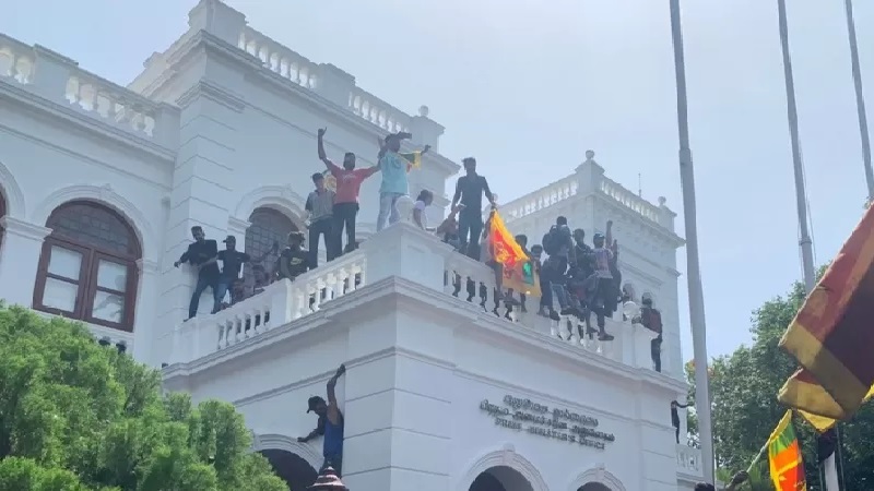 শ্রীলংকার প্রধানমন্ত্রীর বাড়িতে ঢুকে পড়ল বিক্ষোভকারীরা