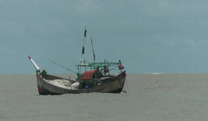 বঙ্গোসাগরে ২৬ টি মাছধরা ট্রলারে ডাকাতি