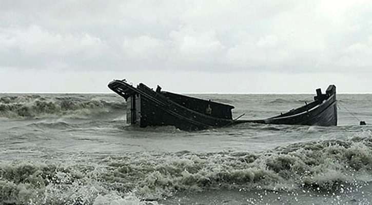 ঝড়ের কবলে পড়ে ৩ ট্রলার ডুবি,১৩ জেলে নিখোঁজ