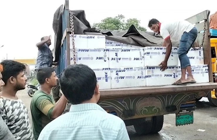 দুর্গাপূজা উপলক্ষে  প্রথম চালানে  ৮ মেট্রিক টন ইলিশ ভারতে