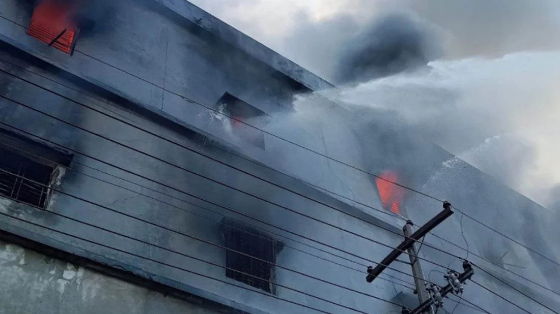 ধামরাইয়ে প্যাকেজিং কারখানায় আগুন, নিয়ন্ত্রণে ৯ ইউনিট