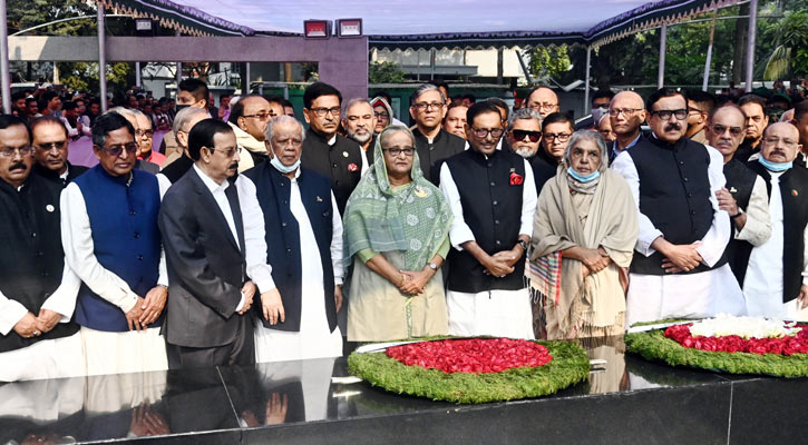 বঙ্গবন্ধুর প্রতিকৃতিতে আওয়ামীলীগের নবনির্বাচিত কমিটির শ্রদ্ধা