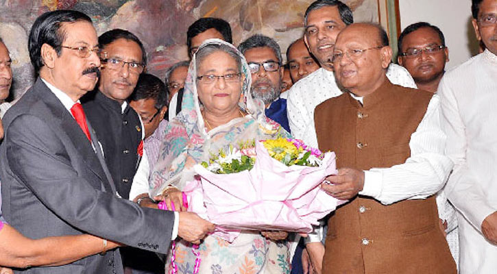 গণভবনে নেতাকর্মীদের শুভেচ্ছা ও ভালোবাসায় সিক্ত শেখ হাসিনা