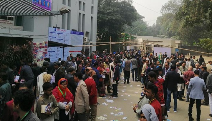 উৎসবমুখর পরিবেশে চলছে জাতীয় প্রেসক্লাবে ভোট গ্রহণ