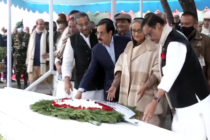 আওয়ামী লীগের নতুন কমিটি নিয়ে  বঙ্গবন্ধুর  সমাধিতে প্রধানমন্ত্রীর শ্রদ্ধা 