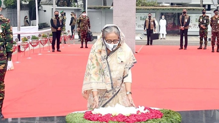 বঙ্গবন্ধুর প্রতিকৃতিতে  পুষ্পস্তবক  অর্পণ  প্রধানমন্ত্রীর