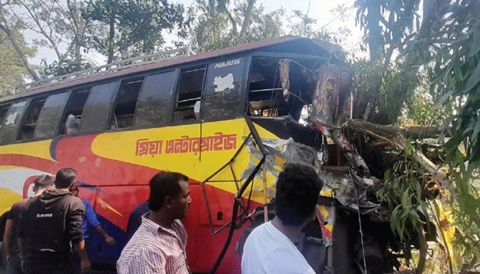 বরিশালের উজিরপুরে দুই বাসের মুখোমুখি সংঘর্ষে ১ জন নিহত