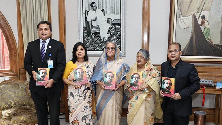 বঙ্গবন্ধুকে নিয়ে লেখা বইয়ের মোড়ক উন্মোচন করলেন  প্রধানমন্ত্রী 