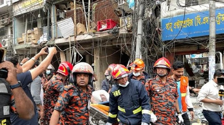 সিদ্দিকবাজার বিস্ফোরণ: দ্বিতীয় দিনের উদ্ধারকাজ শুরু