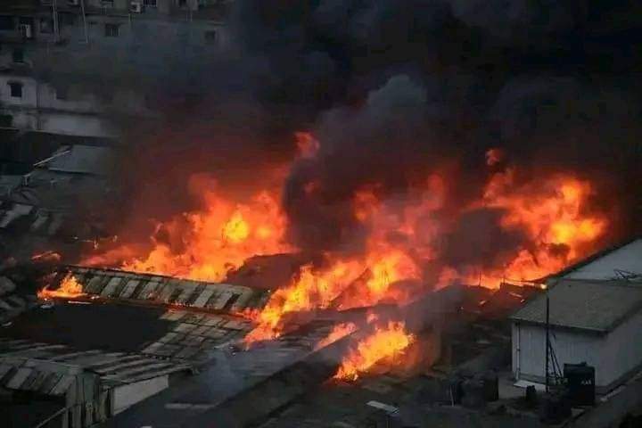 পানি সংকটে নিয়ন্ত্রনে আসছে না  বঙ্গবাজারের আগুন