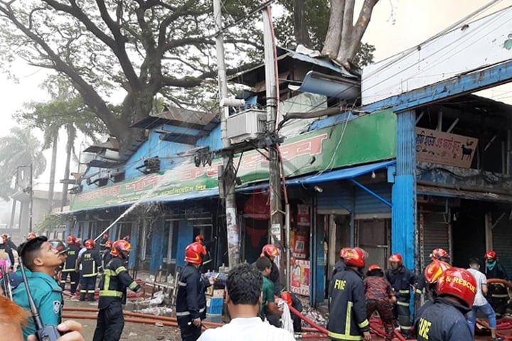 বঙ্গবাজারের আগুন ছড়িয়ে পড়েছে মহানগর শপিং কমপ্লেক্সে