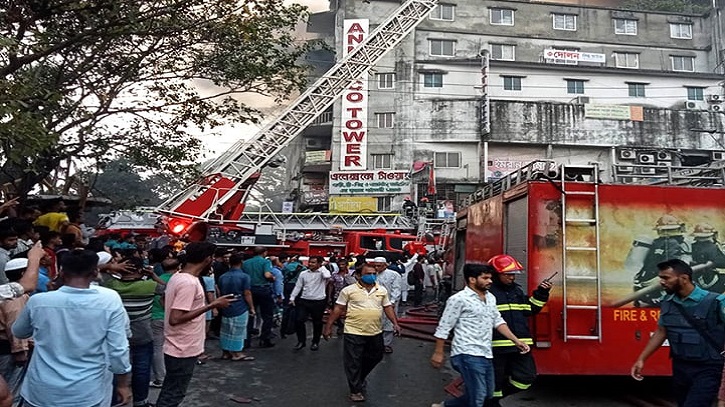 ২৪ ঘণ্টা পরও   বঙ্গবাজারের আগুন পুরোপুরি নেভেনি