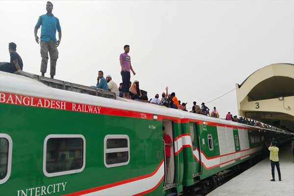 ঈদযাত্রার শেষদিনেও ট্রেনের শিডিউল বিপর্যয়