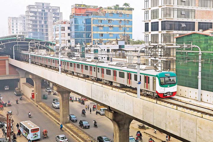 আনন্দ ভ্রমণের জন্য আজ  চলছে  মেট্রোরেল