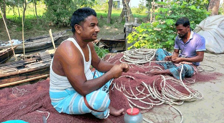 আজ মধ্যরাত থেকে ইলিশ ধরতে নামবেন জেলেরা